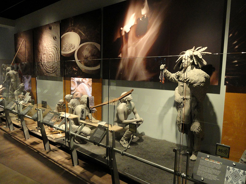 印第安纳州印第安纳波利斯印第安纳州立博物馆的美洲原住民西洋镜。 立体模型由人类在进行各种活动时摆姿势的模型组成。 人体模型是单色的，看起来不像对人的真实描绘。