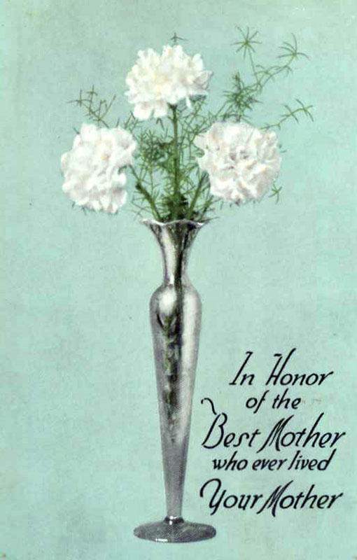 Le recto d'une carte de vœux, avec l'image d'un vase argenté brillant contenant trois œillets blancs et les mots, écrits en caractères obliques, « En l'honneur de la meilleure mère qui ait jamais vécu, votre mère ».