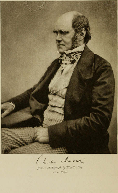 Retrato em cor de sépia de um homem vestindo roupas do século XIX. Ele se senta em um ângulo para que seu rosto fique visível de perfil.