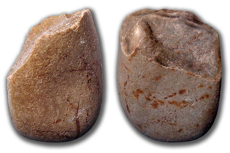 石头的两种不同视图，其顶部有缺口，形状形成倾斜的边缘。