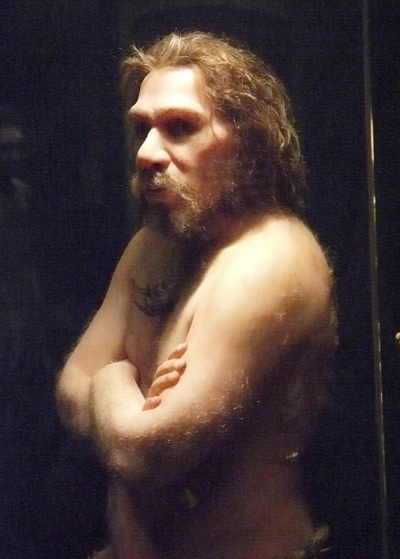 一个男人的模特，从腰部向上赤身裸体，双臂交叉在胸前，好像他很冷。