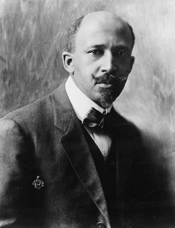 Retrato em preto e branco de um homem vestindo um colete, paletó e gravata borboleta.