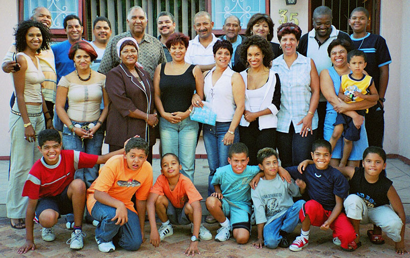 Plusieurs générations d'une famille élargie à Pretoria, en Afrique du Sud, posant pour un portrait.