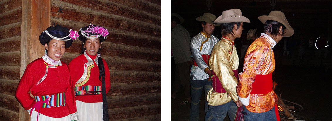 Esquerda: Duas jovens do grupo étnico Mosuo da China, usando seus trajes tradicionais; Direita: um grupo de rapazes da etnia Mosuo da China, vestindo seus trajes tradicionais.