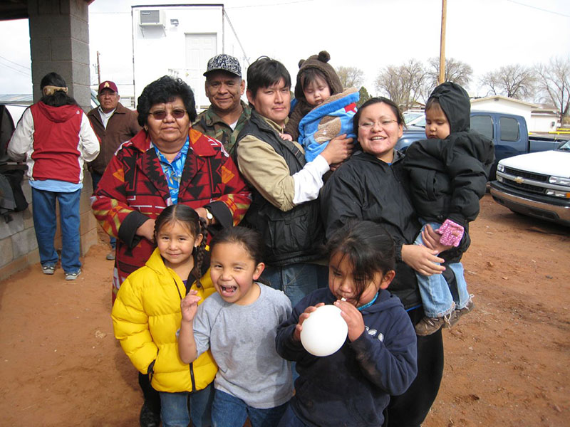 Une famille Navajo contemporaine composée de parents, de grands-parents et d'enfants.