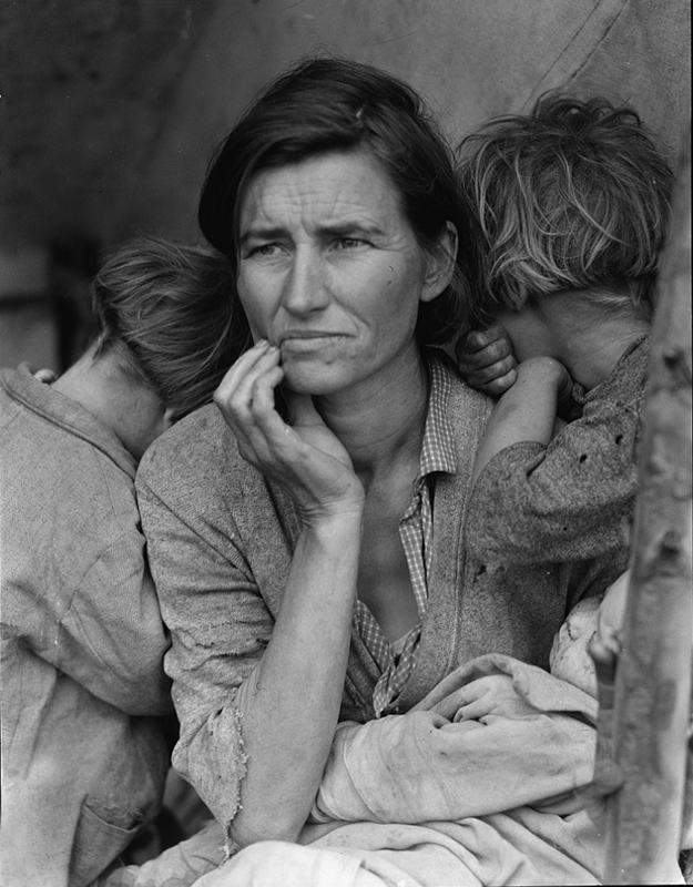 一个脸上露出忧虑表情的女人凝视着远方，而两个孩子挤在她身边，他们的脸被遮住了。