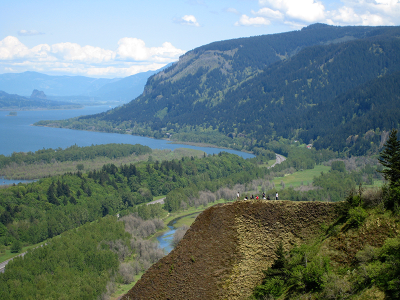 منظر جوي لمنطقة جبلية مع نهر يمر عبره.