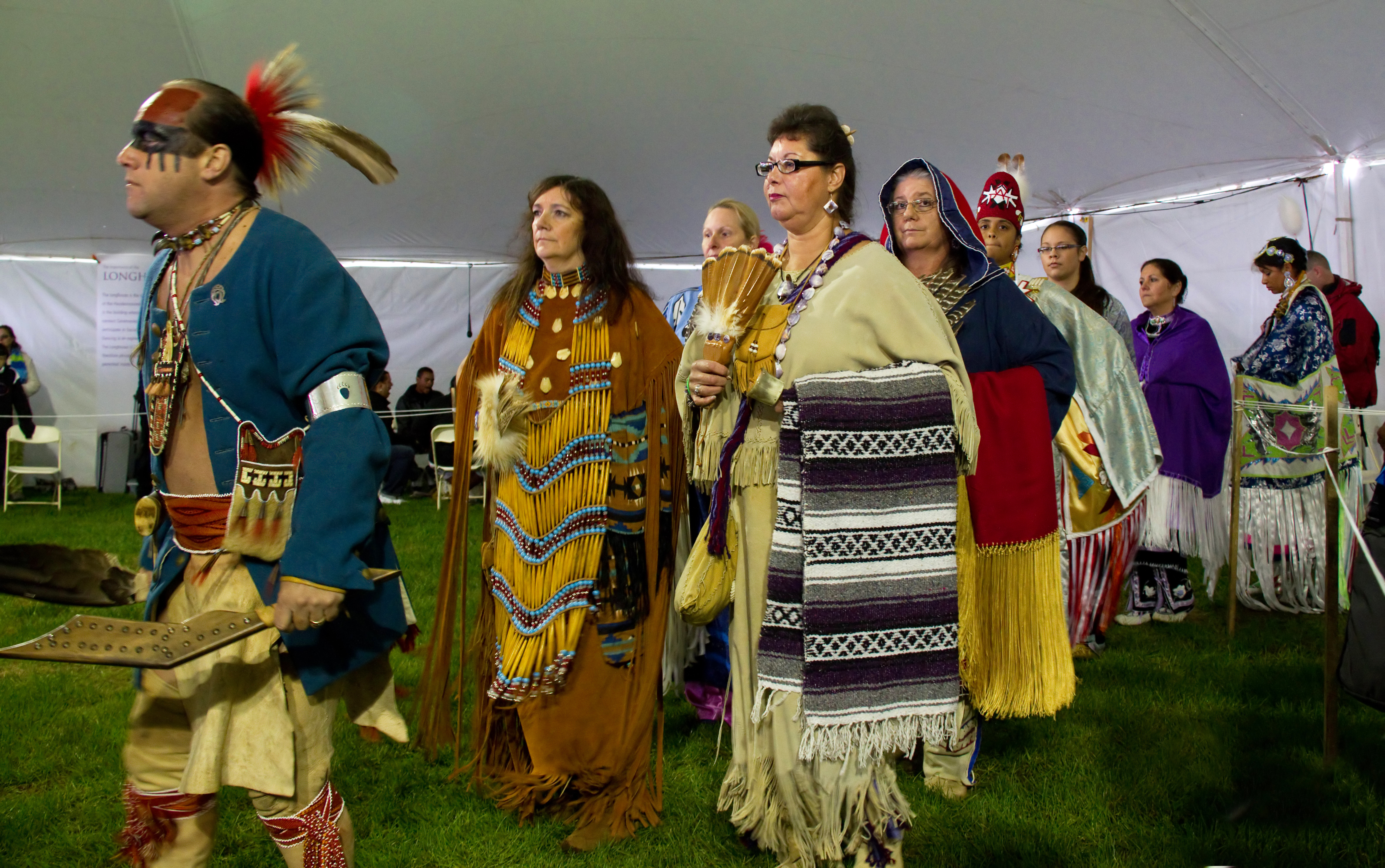 Nativos americanos con vestimenta tradicional