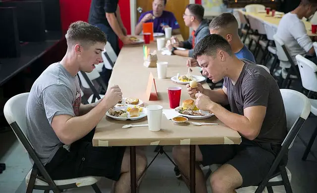 Gente comiendo juntos en la mesa
