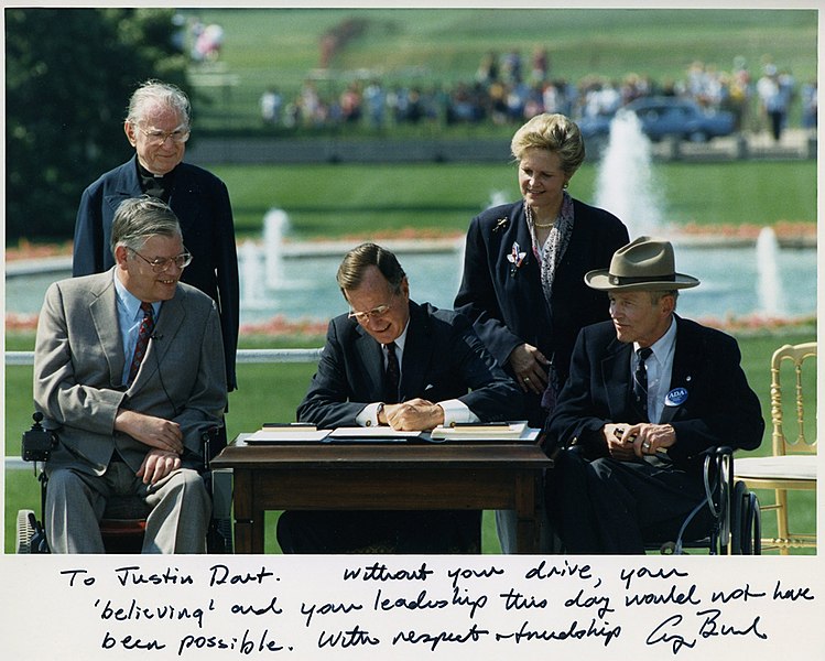 El presidente George H. W. Bush firma la Ley de Estadounidenses con Discapacidades