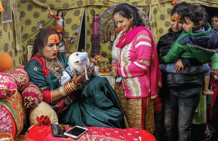 Figura 1.9. En la India, muchas personas piden a los hijras que concedan buena salud a sus bebés recién nacidos, ya que se cree que los hijras tienen una habilidad dada por Dios para otorgar bendiciones. Ina Goel.