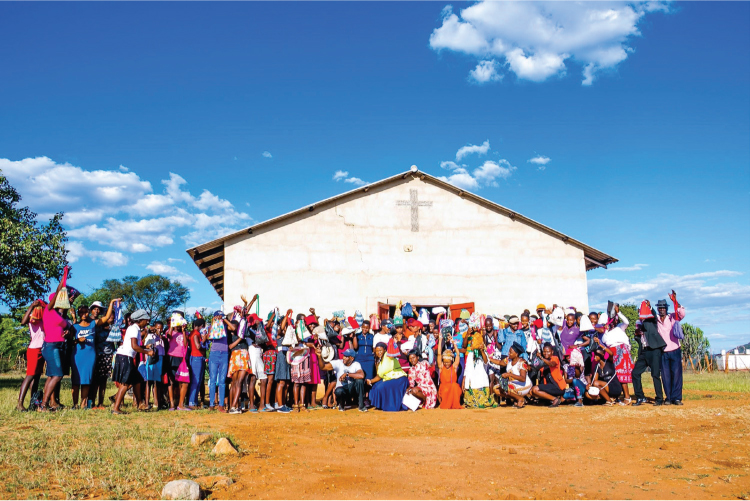 Figura 1.10. Los pobladores de Mbizingwe tras la distribución de ropa sanitaria del 26 de abril de 2019. Josh Webster.