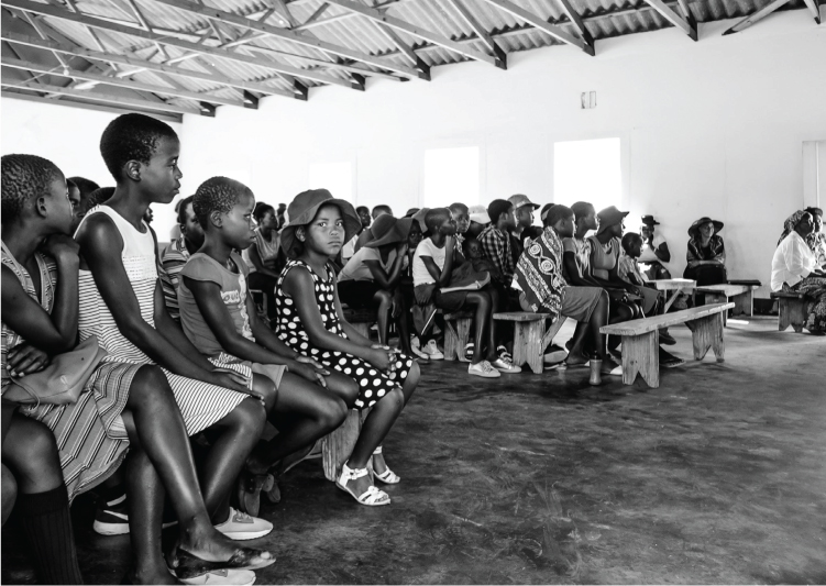 Figura 1.13. Beneficiarios de SGV en el poblado de Mbizingwe. Si crías a una niña, crías un pueblo. Josh Webster.