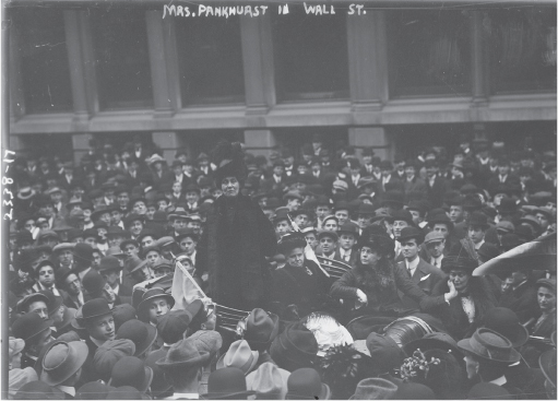 Figura 2.1a. La activista británica Emmeline Pankhurst viajaba constantemente, dando discursos por toda Gran Bretaña y Estados Unidos para promover el sufragio femenino. Uno de sus discursos más famosos, “Libertad o muerte”, se pronunció en Connecticut en 1913. Biblioteca del Congreso, División de Grabados y Fotografías.