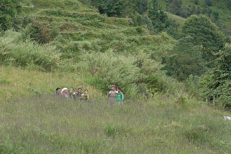 Figure 6.5. Women drinking tea during a pause from work in the fields. An opportunity to discuss and address social and political issues in Gaun. Photo by Alba Castellsagué.