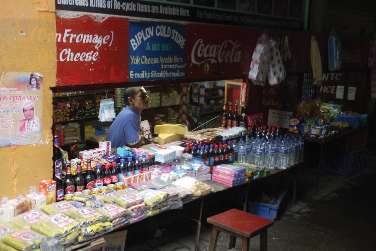 Figura 6.6. Pequeña tienda en Katmandú donde los productos básicos están fácilmente disponibles para su compra. Foto de Alba Castellsagué.