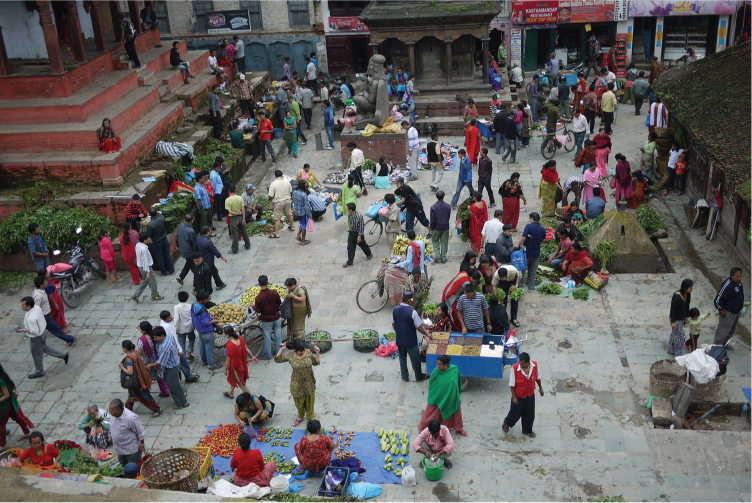 Figura 6.7. Mercado en Katmandú donde las mujeres suelen comprar a diario. Foto de Alba Castellsagué.
