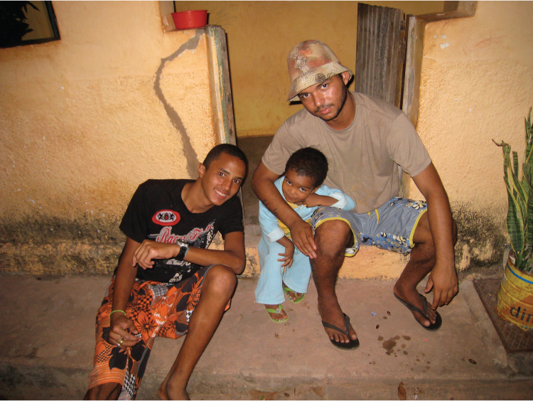Figura 9.1. Dos niños y un joven en un pueblo rural del noreste brasileño. Foto de Melanie A. Medeiros.