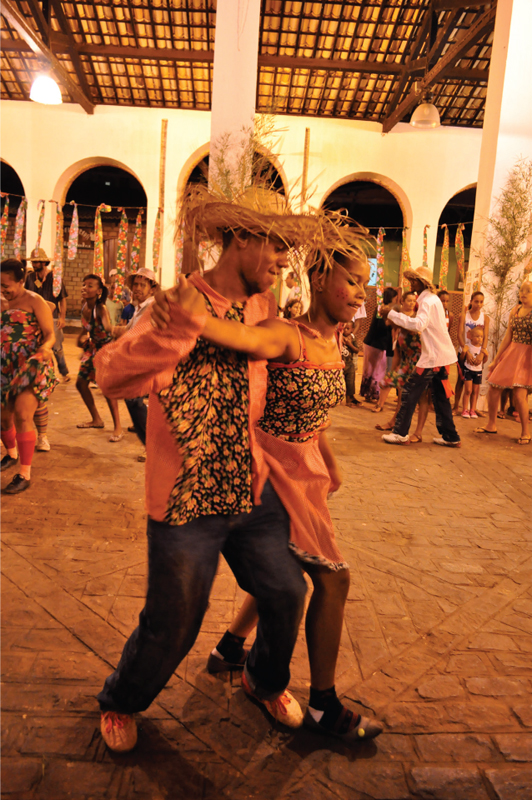 Figura 9.3. Cada junio, los brasileños rurales del noreste celebran la fiesta de São João [Día de San Juan] con un festival de una semana en honor al santo y a la cosecha de maíz, rindiendo homenaje a la vida rural en el noreste de Brasil. Como parte de estas celebraciones, grupos locales organizan grupos de baile amateur para representar un casamento do caipira (boda de un bumpkin country) y realizar una danza folclórica de cuadrilha. Las actuaciones retratan los roles de género y las relaciones conyugales que se están renegociando en medio del cambio económico sociopolítico. Foto de Melanie A. Medeiros.