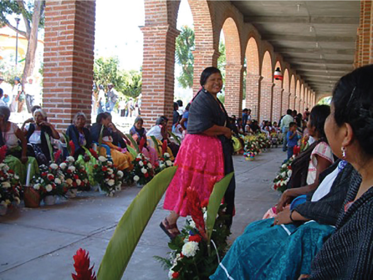 Figura 10.1. Mujeres ñuquii tomando un descanso del baile para la fiesta Patrona en 2004. Holly Dygert.
