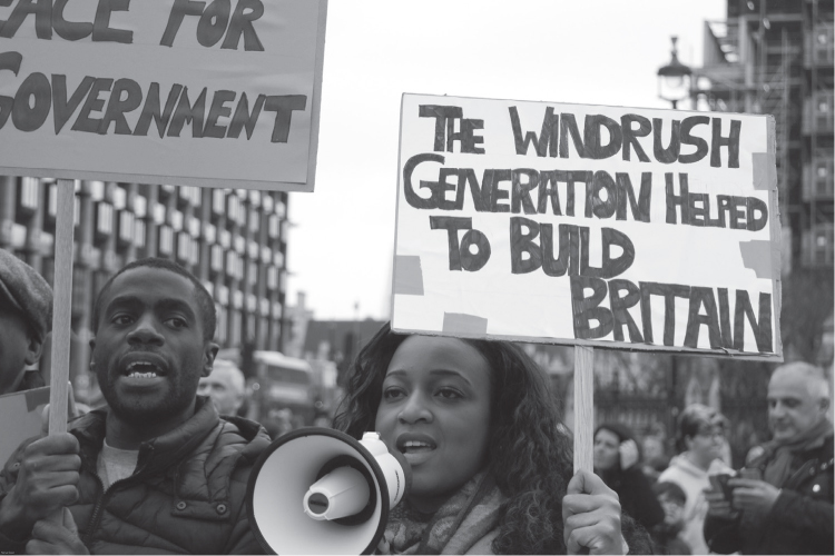 Figura 12.4. Marcha de protesta en Londres en 2018 en apoyo a la Generación Windrush. Steve Eason, CC BY-NC-SA 2.0.