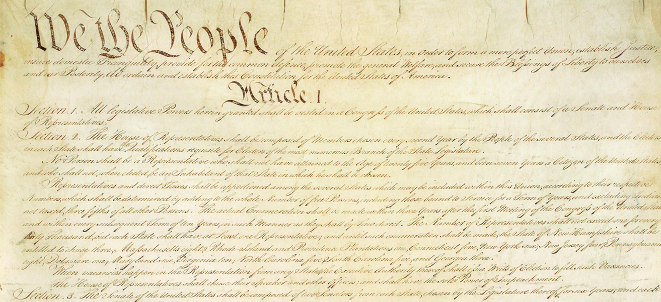 Une photo de la Constitution des États-Unis montre les titres « Nous, le peuple » et « Article I. »