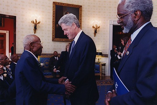 El presidente Bill Clinton le da la mano a un sobreviviente del Estudio de Sífilis Tuskegee