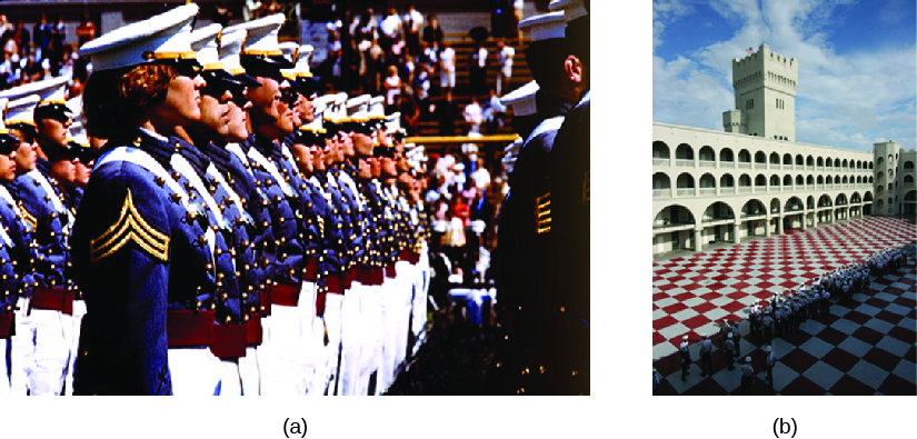 R : Image d'un groupe de cadets debout en rangées. B : image d'un bâtiment avec une haute tour et plusieurs arcades. Au premier plan se trouve une grande cour carrelée.