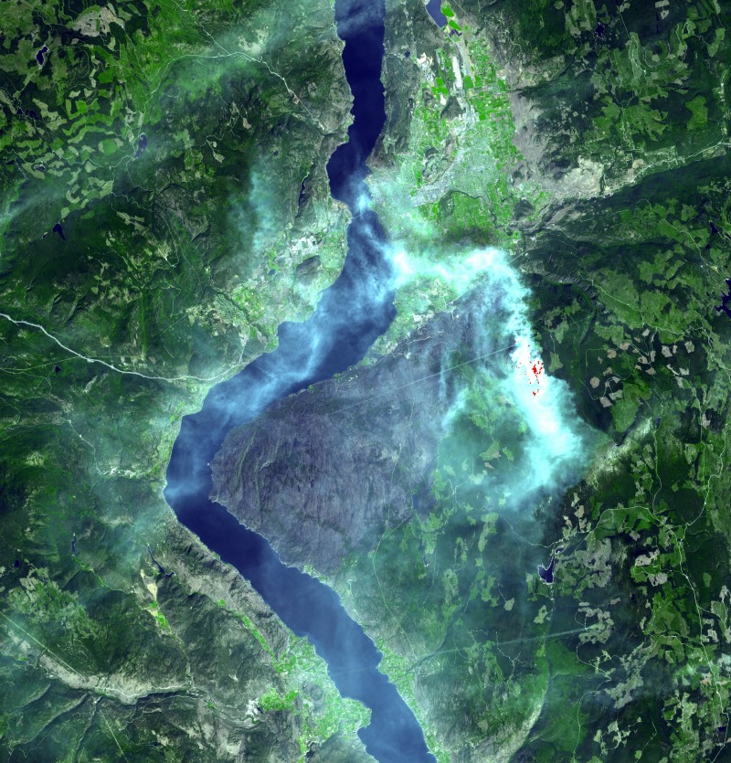 Figure 1. Satellite image in natural colours of the fire location and the surrounding area. In white is the smoke from the fire, in red inside the white area are fire hotspots of intense heat.