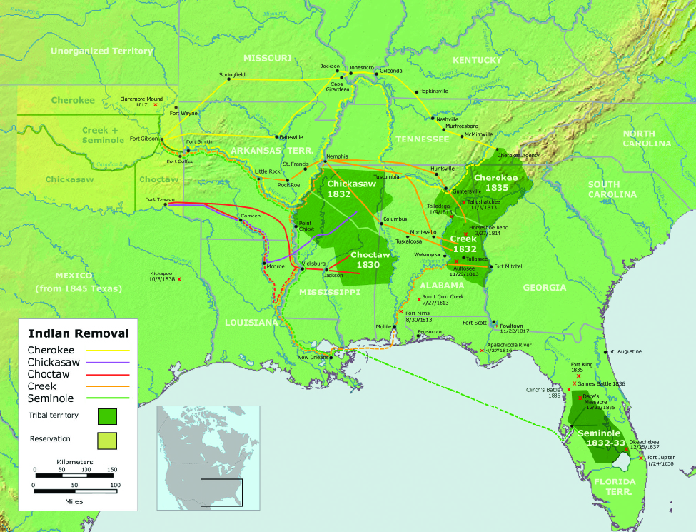 Um mapa dos Estados Unidos mostrando o bairro sudeste do país. No mapa, os caminhos da remoção de índios são mostrados. Para “Cherokee”, um caminho é traçado de uma região chamada “Território tribal Cherokee 1835” no canto noroeste da Geórgia até uma região chamada “Reserva” em “Território Não Organizado” a oeste do Missouri. Para “Chickasaw”, um caminho é traçado de uma região chamada “Território tribal Chickasaw 1832” na metade norte do Mississippi até uma região chamada “Reserva” em “Território Não Organizado” a oeste do Território do Arkansas. Para “Choctaw”, um caminho é traçado de uma região chamada “Território tribal Choctaw 1830” na metade norte inferior do Mississippi até uma região chamada “Reserva” em “Território Não Organizado” a oeste do Território do Arkansas. Para “Creek”, um caminho é traçado de uma região chamada “Território Tribal Creek 1832” no nordeste do Alabama até uma região chamada “Reserva” em “Território Não Organizado” a oeste do Território do Arkansas. Para “Seminole”, um caminho é traçado de uma região chamada “Território tribal Seminole 1832-33” no sul do Território da Flórida para uma região chamada “Reserva” em “Território Não Organizado” a oeste do Território do Arkansas.