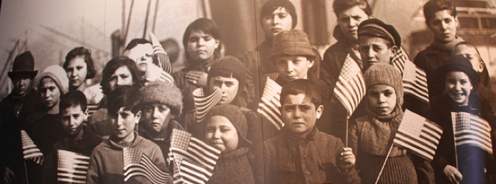 Des enfants immigrés à Ellis Island.