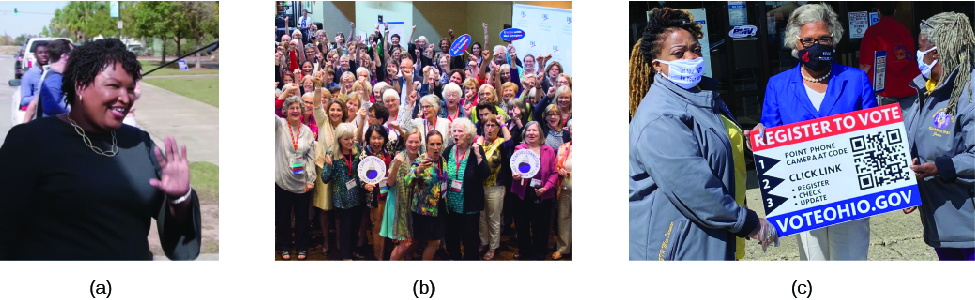L'image A montre Stacey Abrams faisant signe de la main. L'image B montre un groupe de personnes, dont certaines arborent des signes. L'image C montre trois personnes tenant une pancarte indiquant comment s'inscrire pour voter en Ohio.
