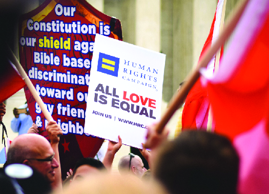 Uma imagem de uma placa onde se lê “Campanha de direitos humanos, todo amor é igual”.