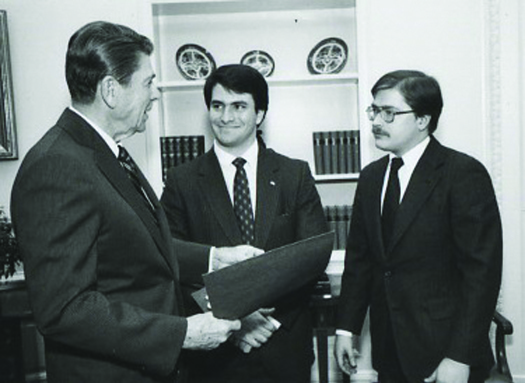 Une image de Jack Abramoff debout entre Ronald Reagan et Grover Norquist.