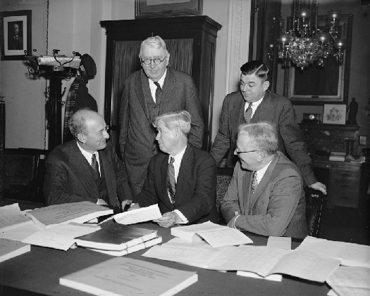 Uma foto de Henry Morgenthau, Jr., Daniel Bell e três membros do Comitê de Apropriações da Câmara.