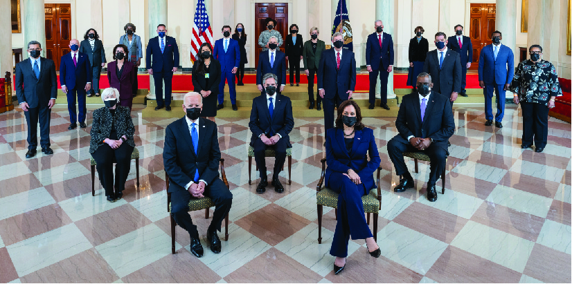 乔·拜登总统和副总统卡马拉·哈里斯以及总统内阁成员在白宫大门厅。 坐在第二排左起的是：财政部长珍妮特·耶伦、国务卿安东尼·布林肯和国防部长劳埃德·奥斯汀。 排在第三排左起的是：卫生与公共服务部长泽维尔·贝塞拉、商务部长吉娜·雷蒙多、内政部长黛布·哈兰德、农业部长汤姆·维尔萨克、劳工部长马蒂·沃尔什以及住房和城市发展部长玛西娅·福吉。 排在第四排左起的是：国土安全部长亚历杭德罗·马约卡斯、司法部长梅里克·加兰和环境保护署署长迈克尔·里根。 排在第五排左起是：小型企业行政长官伊莎贝尔·古兹曼、美国常驻联合国代表琳达·托马斯·格林菲尔德、教育部长米格尔·卡多纳、交通部长皮特·布蒂吉格、能源部长詹妮弗·格兰霍尔姆、退伍军人事务部长丹尼斯麦克唐纳、经济顾问委员会主席塞西莉亚·劳斯和办公厅主任罗恩·克莱恩。 排在第六排左起的是：国家情报局局长艾薇儿·海恩斯、管理和预算办公室代理主任沙兰达·杨和美国贸易代表凯瑟琳·泰。