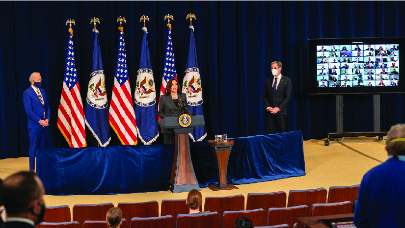 卡玛拉·哈里斯在国务院讲话的照片。
