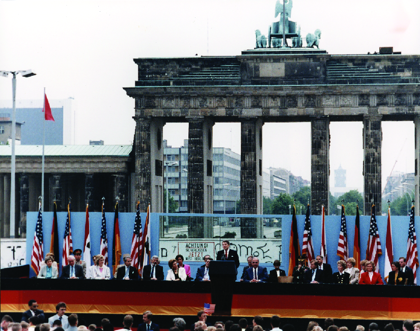罗纳德·里根在柏林发表演讲的照片。