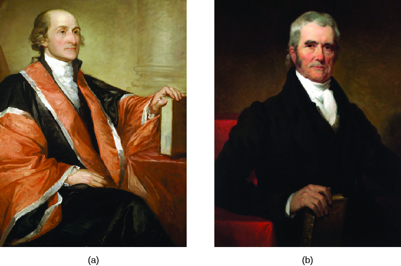 A imagem A é do juiz John Jay. John está sentado com a mão esquerda em um livro. A imagem B é do juiz John Marshall. John está de pé e segura um livro com a mão direita.