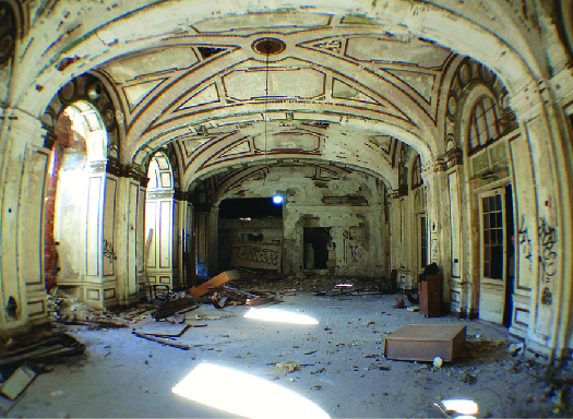 Uma imagem do interior de um prédio dilapidado.