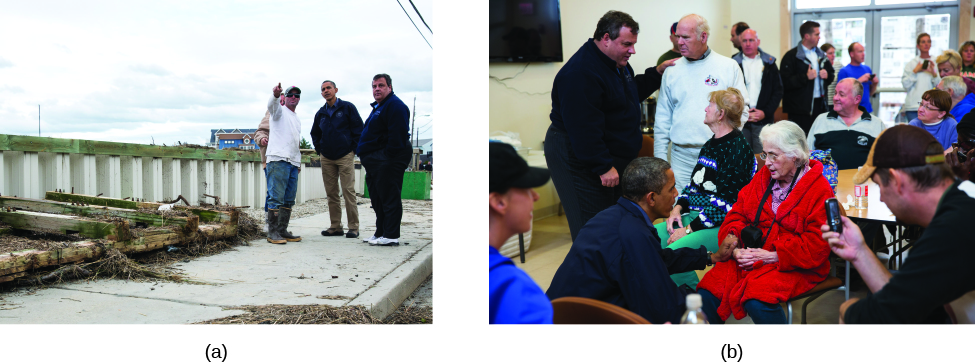 图片 A 是克里斯·克里斯蒂和巴拉克·奥巴马与另一个人站在人行道上。 图片 B 是克里斯·克里斯蒂和巴拉克·奥巴马在一个人满为患的房间里的照片。