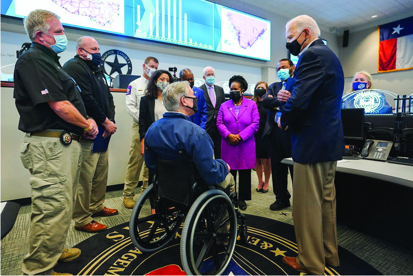 拜登总统参观休斯敦的紧急行动中心并与格雷格·阿伯特会面。