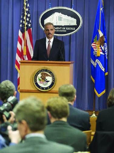 Une photo d'Eric Holder lors d'une conférence de presse.