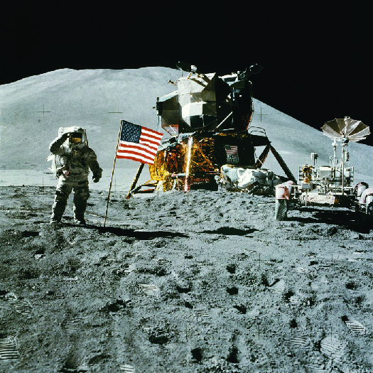 Photo d'un astronaute sur la lune debout à côté du drapeau américain.
