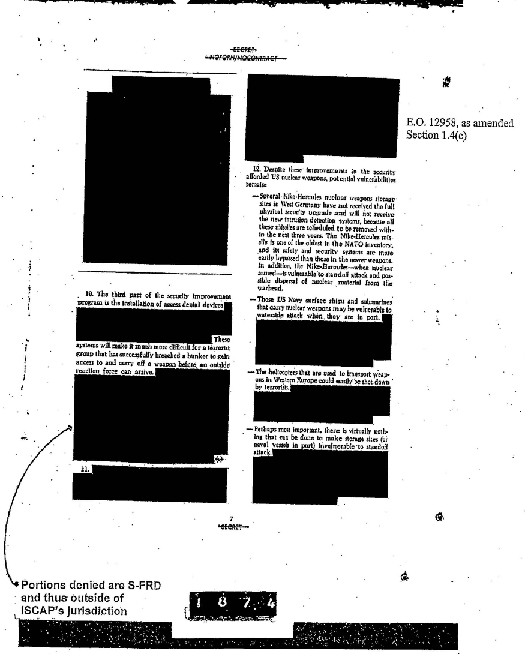 Une copie numérisée d'un document de la CIA avec de grandes quantités de texte masqué.