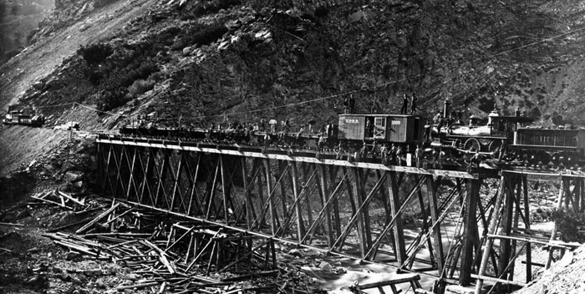 Uma imagem da construção de uma ponte para uma ferrovia.
