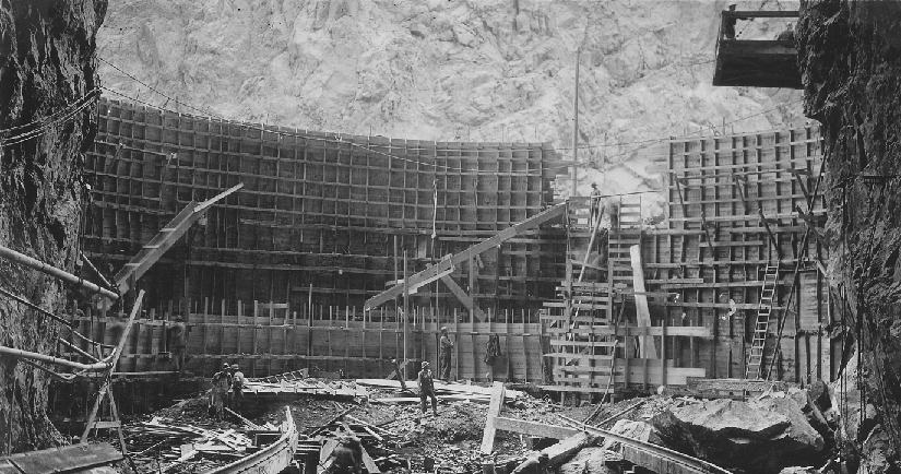صورة لعمال يقومون ببناء سد هوفر.