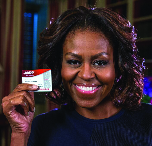 Uma imagem de Michelle Obama segurando um cartão de membro da AARP.