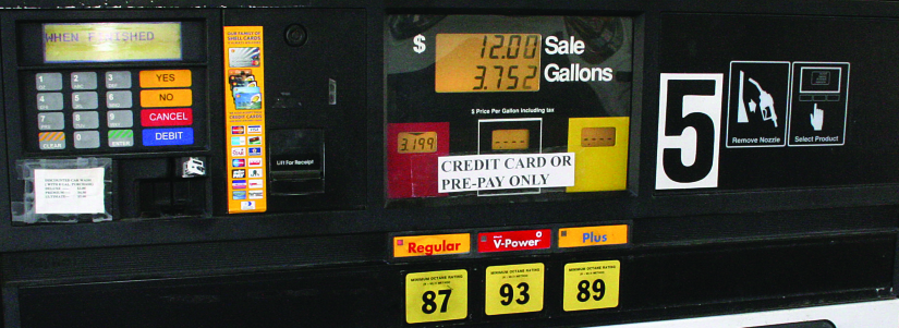 一张加油泵的图片，上面写着 “12.00 美元促销，3.752 加仑”。