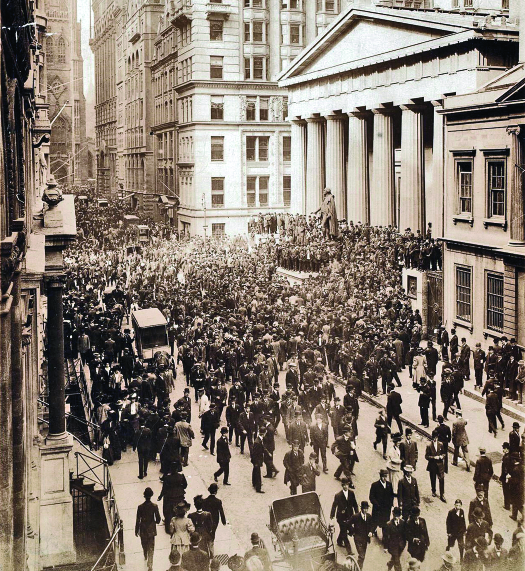 Uma imagem de uma grande multidão de pessoas enchendo Wall Street.
